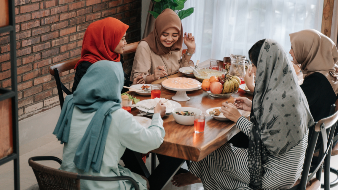 Tips Menikmati Momen Buka Puasa Bersama Meski Sedang Diet