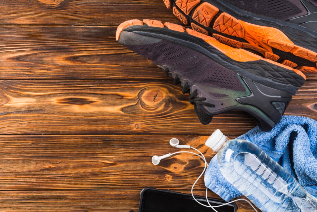 perempuan melakukan trail running di alam pegunungan