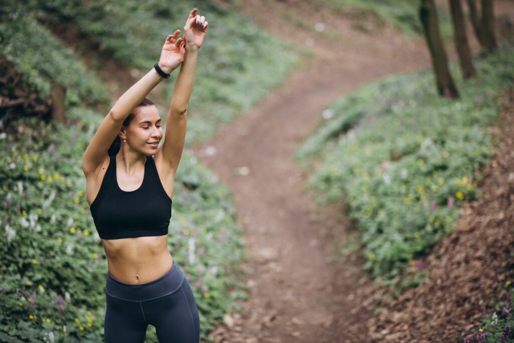 perempuan melakukan trail running di alam pegunungan