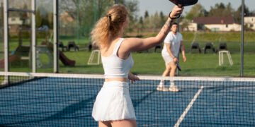 Pickleball, Padel, or Run Club? Mengapa Social Sports Jadi Penyelamat Mental Health 2026