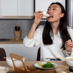 Mindful Eating 101: Panduan Pemula untuk Makan Lebih Sadar, Lebih Tenang, dan Lebih Percaya Diri
